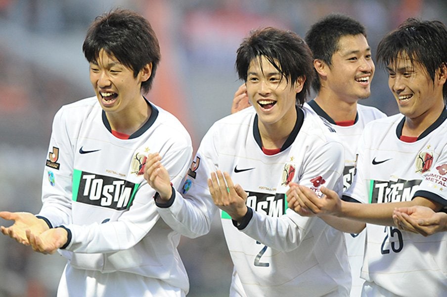 大迫（左）のゴール後、先輩・伊野波の第1子誕生を祝うゆりかごダンスを披露　Ⓒ Takamoto Tokuhara/AFLO