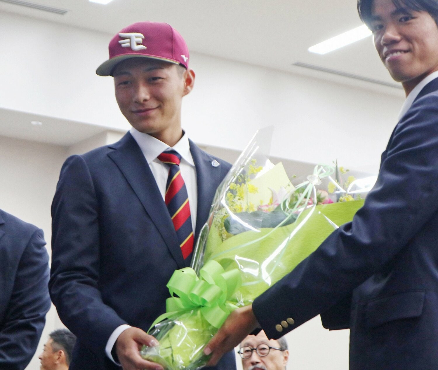 楽天から1位指名を受け、花束を受け取る藤原 ©︎JIJI PRESS