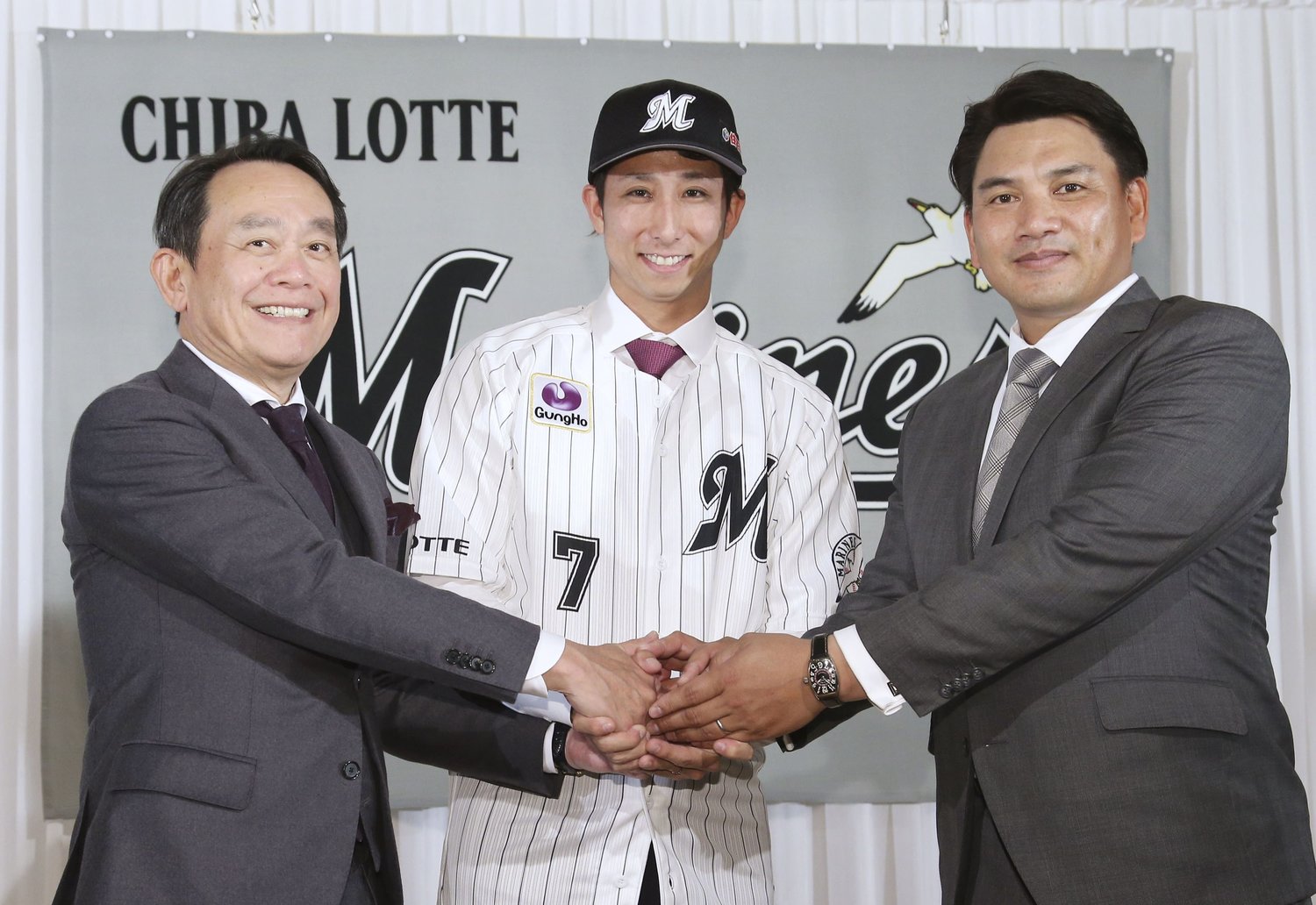 入団会見で笑顔を見せる福田秀平。井口監督（右）から懸かる期待も大きい　©Kyodo News