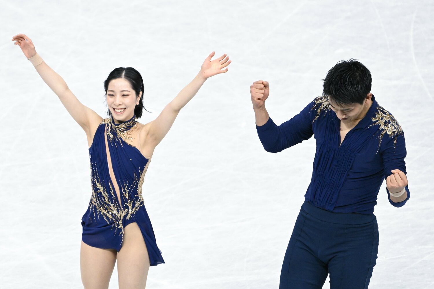 ショートプログラム「You'll Never Walk Alone」の演技後、喜ぶ2人　©Asami Enomoto