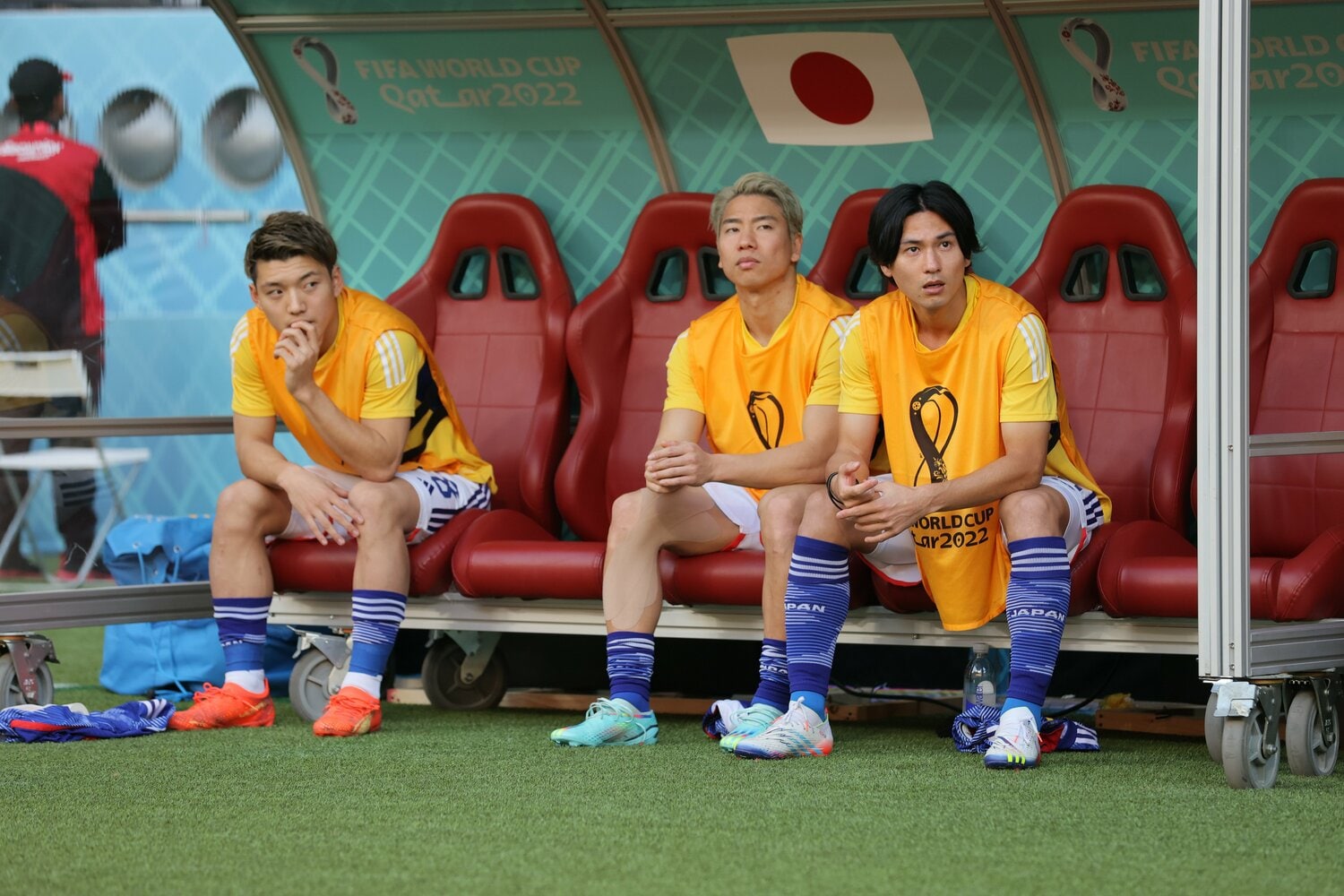 ベンチから戦況を見守る（左から）堂安律、浅野拓磨、南野拓実　©︎Kaoru Watanabe/JMPA