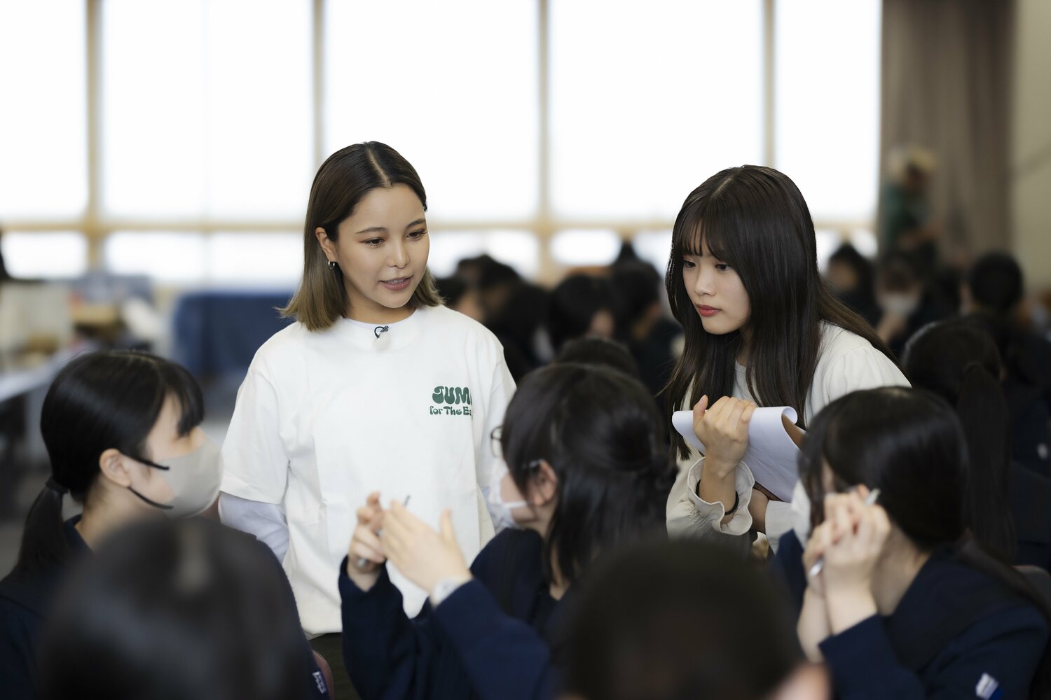 今年6月、札幌市の藤女子高を訪れた高梨。高校生たちと意見を交わす　