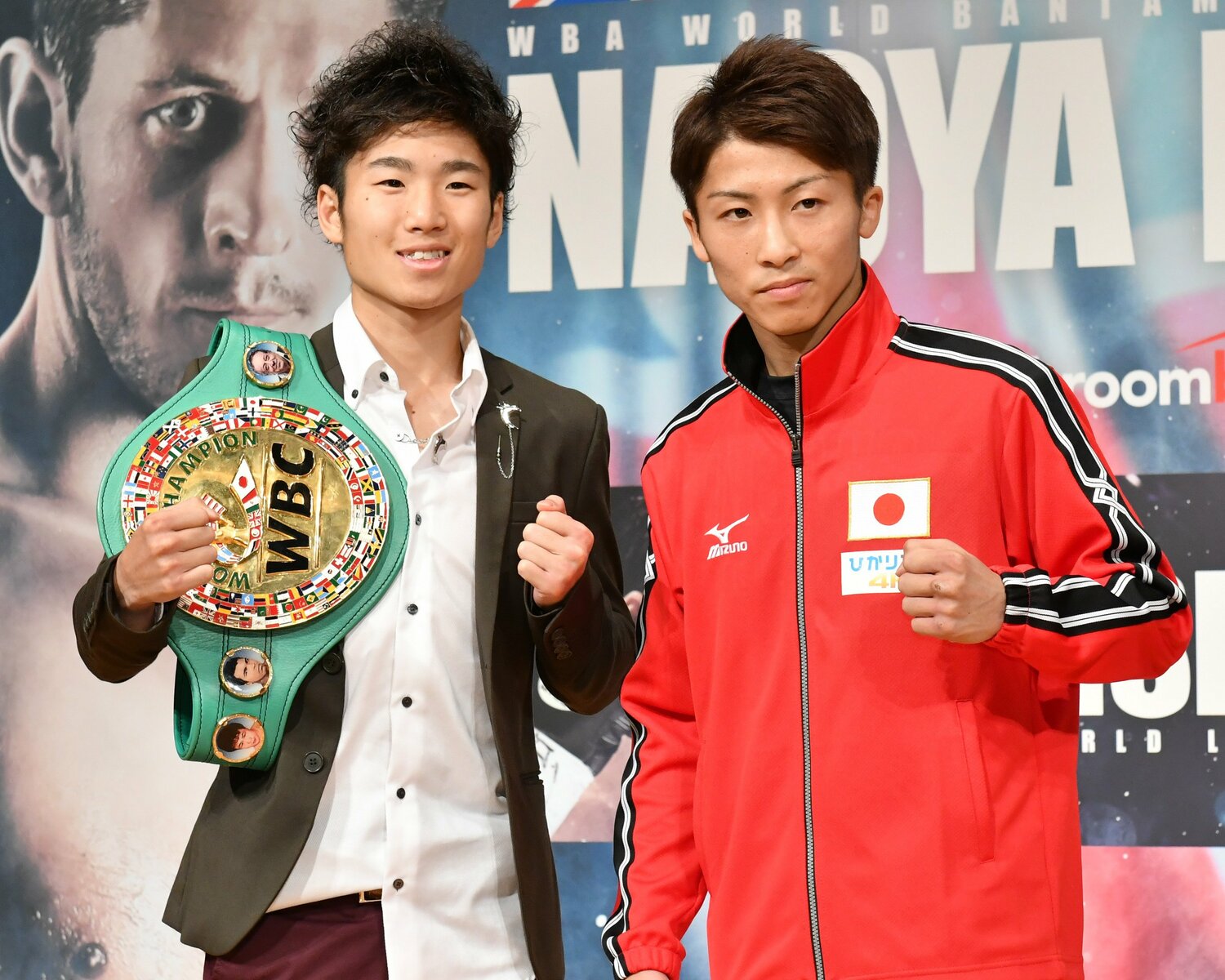 2018年5月、ダブル世界戦の調印式に臨んだ拳四朗と井上尚弥　©︎Hiroaki Yamaguchi/AFLO