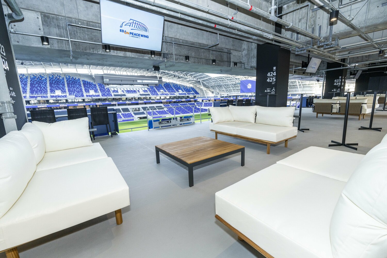 パーティーテラスにはフカフカそうなソファが　©S.FC