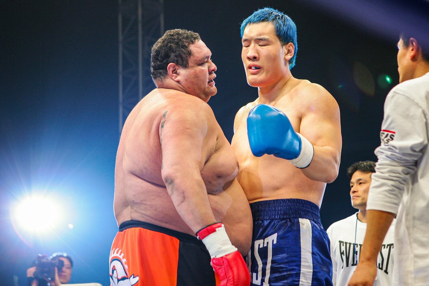 試合後、チェ・ホンマンと言葉をかわす曙 ©Susumu Nagao