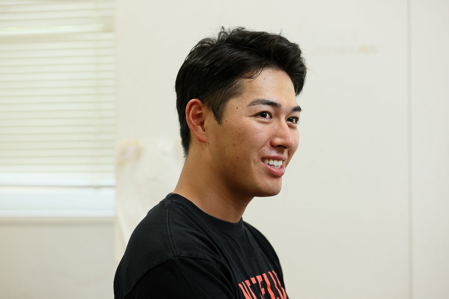 インタビューに応える清原正吾 ©Shigeki Yamamoto