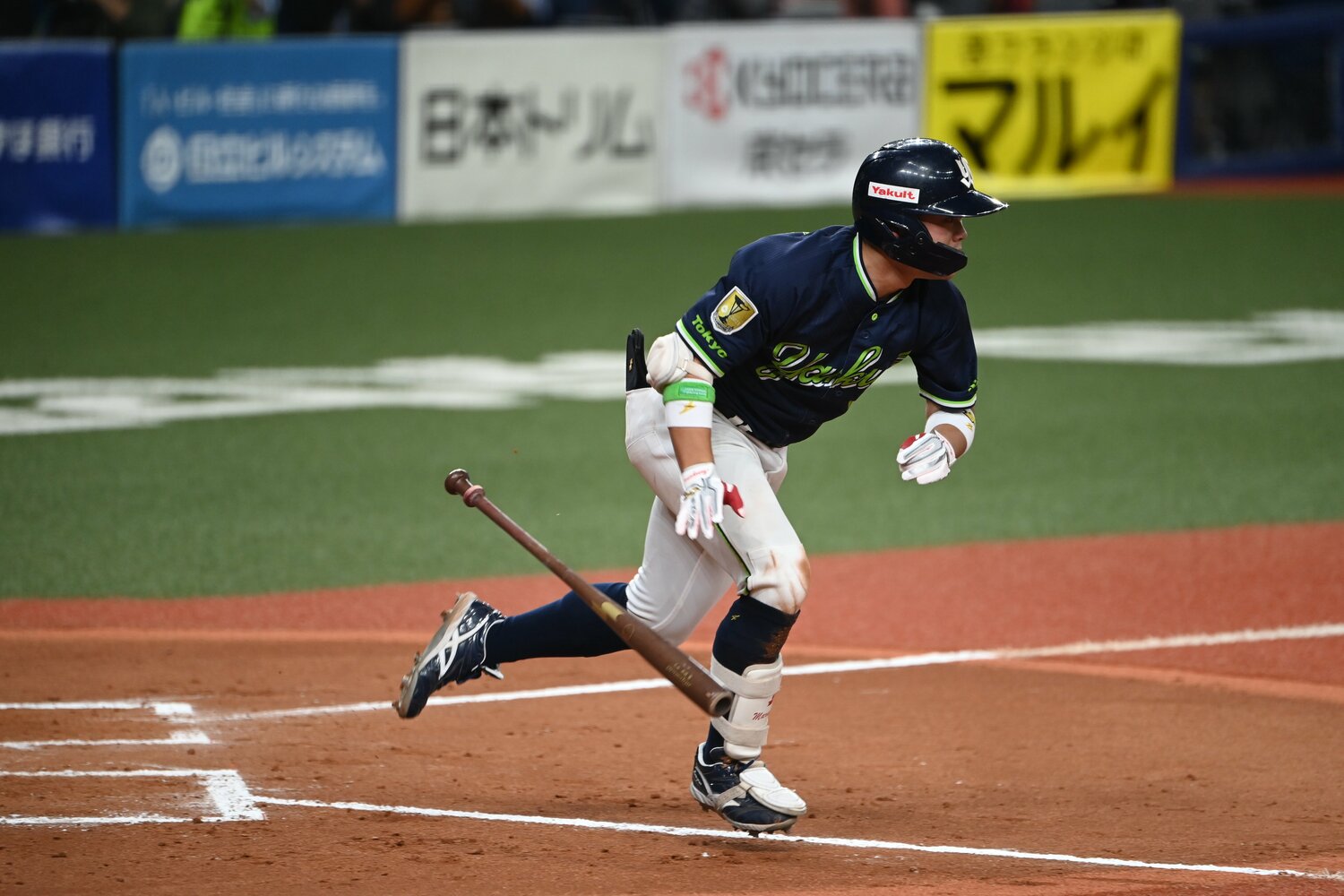 7回に追加点のきっかけとなるセーフティバント（内野安打）を決めたヤクルト丸山　©︎Naoya Sanuki