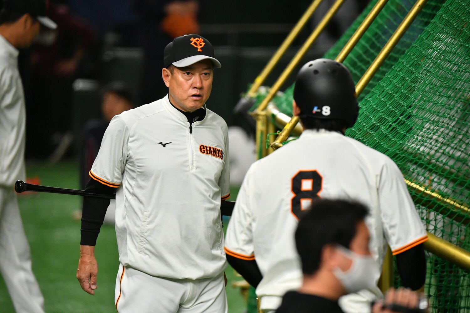 試合前に選手たちに言葉をかける巨人・原監督　©︎Hideki Sugiyama