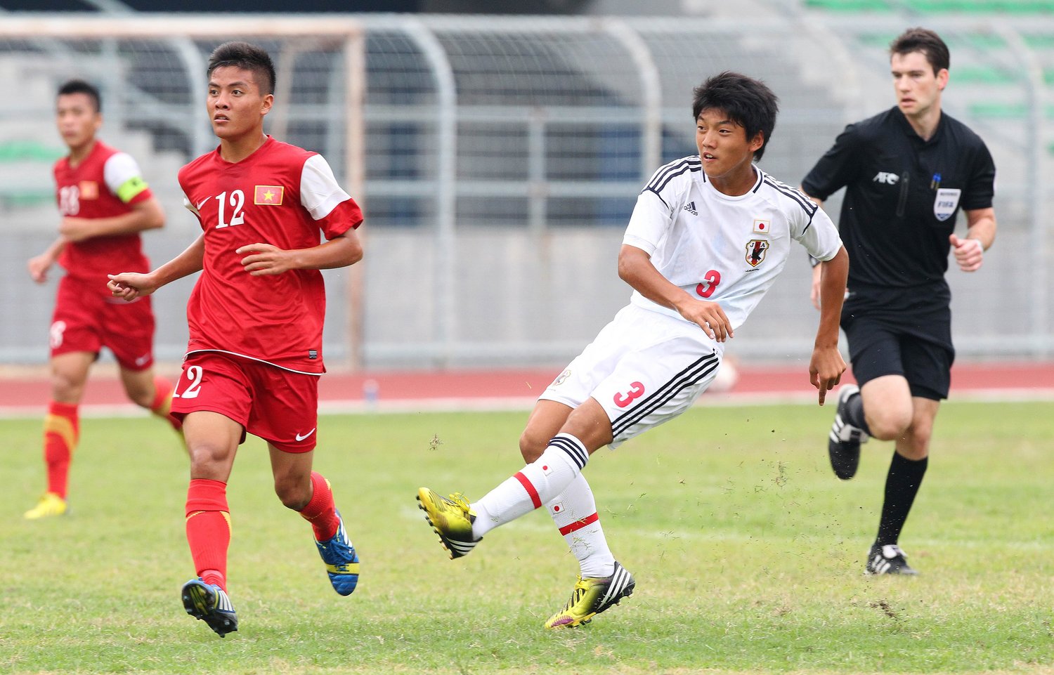 U-15日本代表として「AFC U-16選手権予選」に出場した堂安（2013年）©︎Simon Yap/AFLO