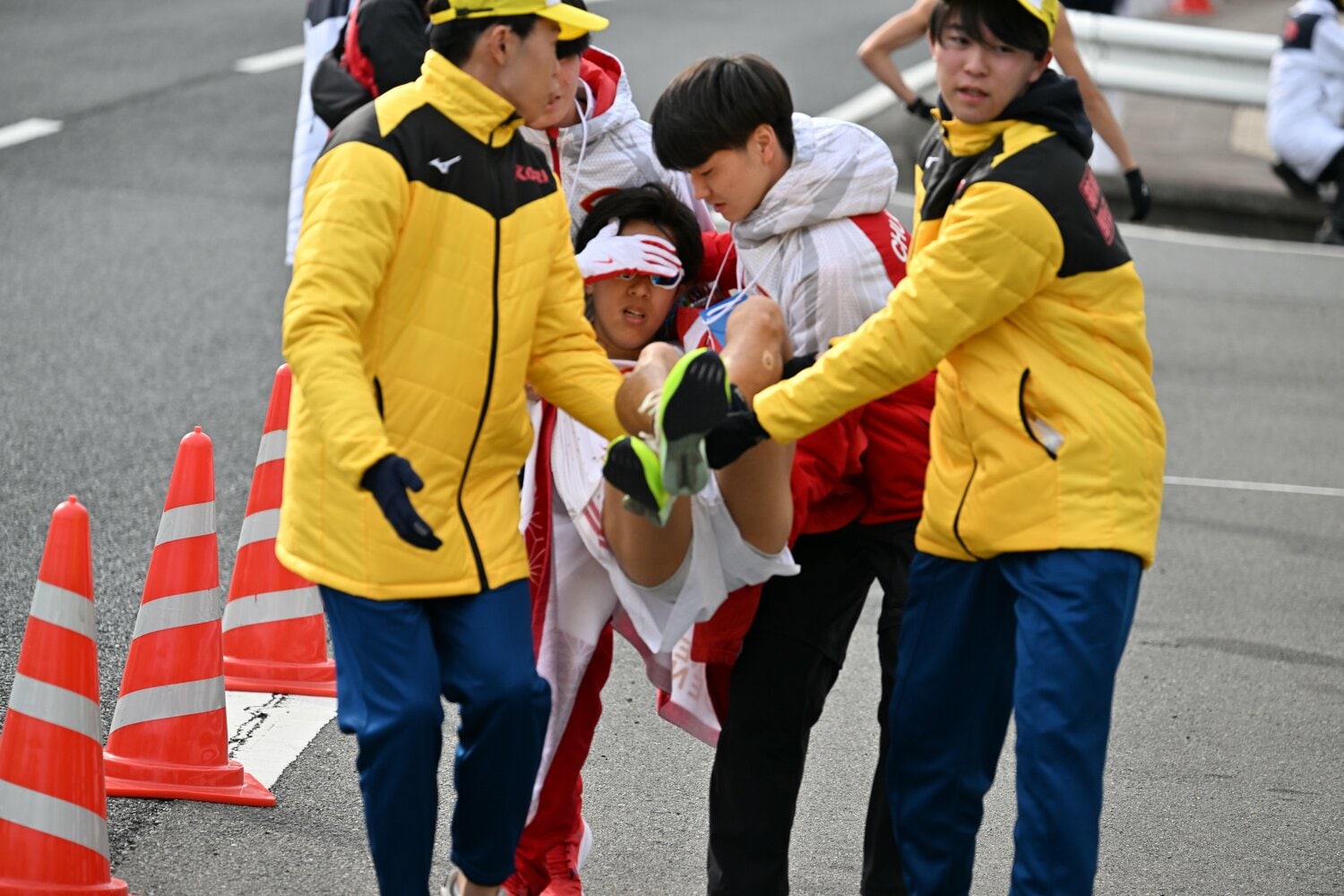 レース直後、抱きかかえられる8区阿部。1月1日に発熱していた　©Naoya Sanuki