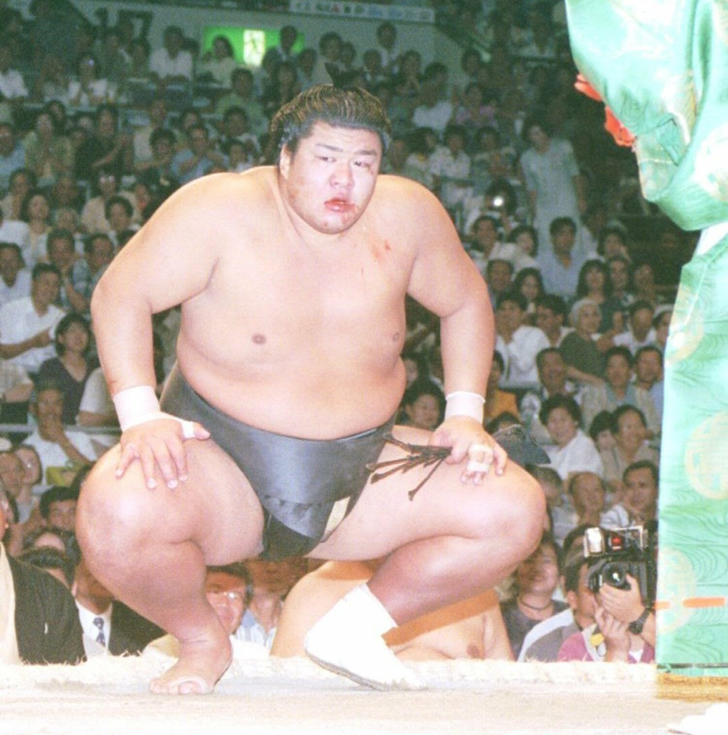 口から鮮血を流しながら勝ち名乗りを受ける武双山　©Sankei Shimbun