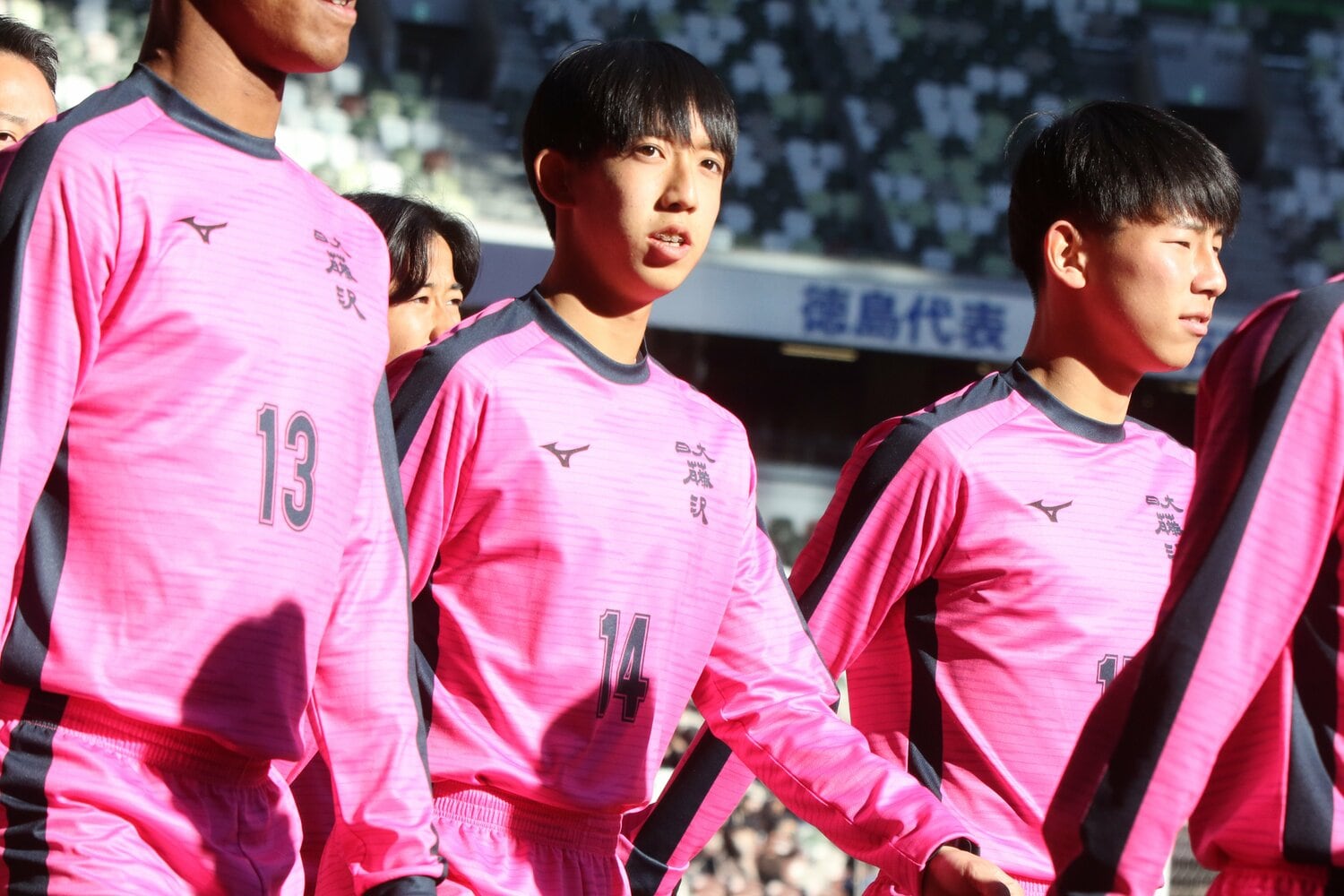 これまでは7番や8番をつけることが多かったが、日大藤沢・佐藤監督は期待をこめて「14番」への変更を提案した　©︎Takahito Ando