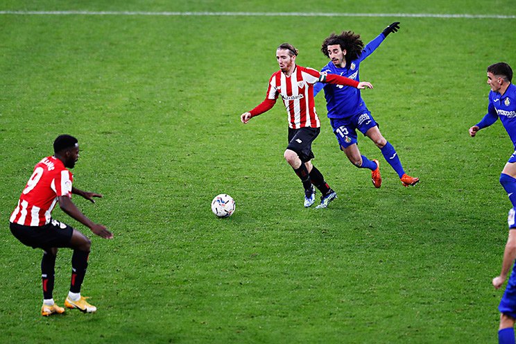 ククレジャのマークをモノともせず、4点目の起点となるスルーパスも©Daisuke Nakashima