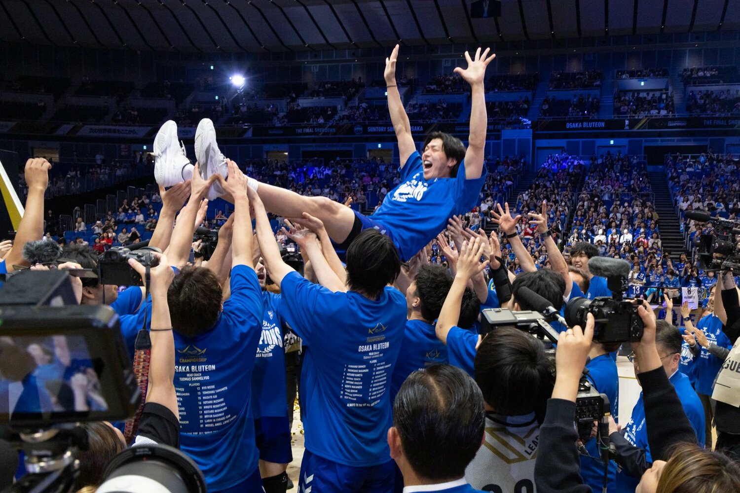後輩たちに胴上げされ、嬉しそうな清水　©︎OSAKA BLUTEON