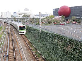 誰しもがギョッとするこの巨大な赤い球。その宣伝効果も普通の看板の比ではないと思われる。