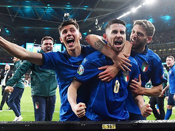 W杯予選敗退から3年…イタリアのルネサンス “進取の攻撃性＋伝統の堅守・鋭利なカウンター”融合で鬼門スペイン撃破＜Number Web＞ photograph by Justin Tallis/Getty Images