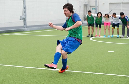 PK戦に突入。後ろではチームメイトが肩を組んでチームの運命を決めるボールの行方を追います。