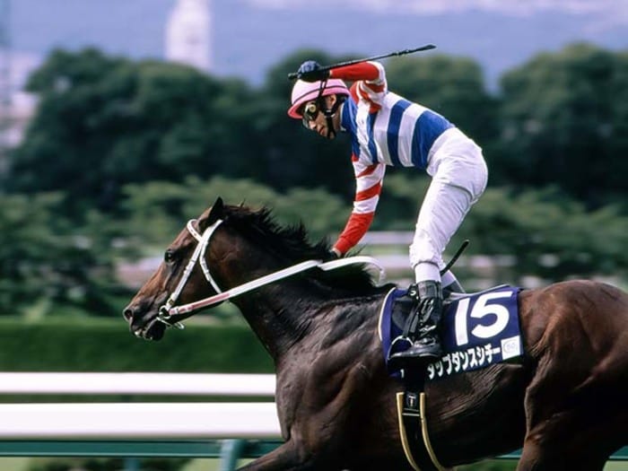 金鯱賞3連覇、GI2勝の名馬タップダンスシチーを覚えているか？ “変わった子”と言われた騎手・佐藤哲三との“名コンビ”誕生秘話＜Number Web＞ photograph by AFLO