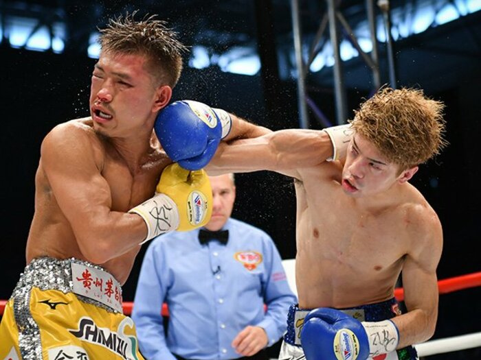 エリート田中恒成が打ち合いを選択。木村翔の右フックにぐらつくも──。＜Number Web＞ photograph by Hiroaki Yamaguchi