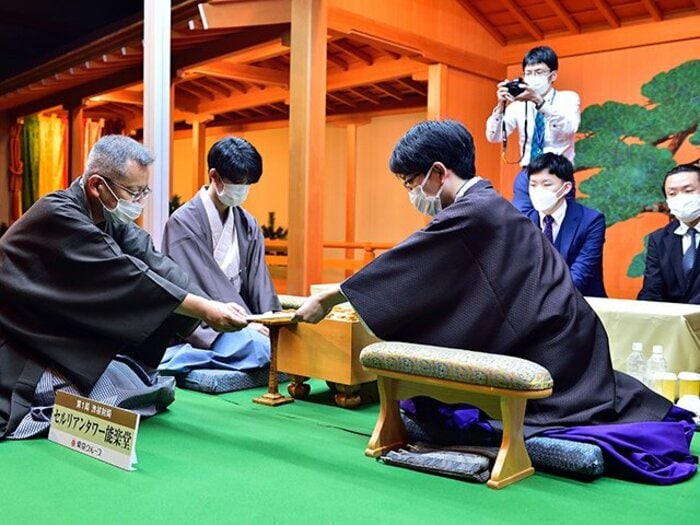 藤井聡太竜王は能楽堂やお寺でタイトル戦、将棋会館では一斉に… 「自分の対局を他の棋士が見に来ないと寂しい」理由とは＜Number Web＞ photograph by 日本将棋連盟