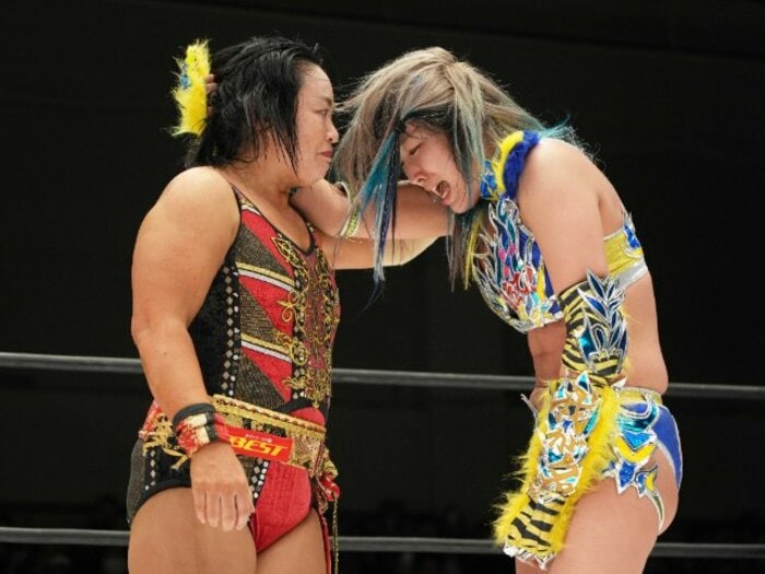 “38年ぶりのワンマッチ興行”で後楽園ホールが超満員に…ウナギ・サヤカはなぜ歴史を変えられた？ “カタブツ”里村明衣子も認めた「ウナギのすごさ」＜Number Web＞ photograph by Essei Hara