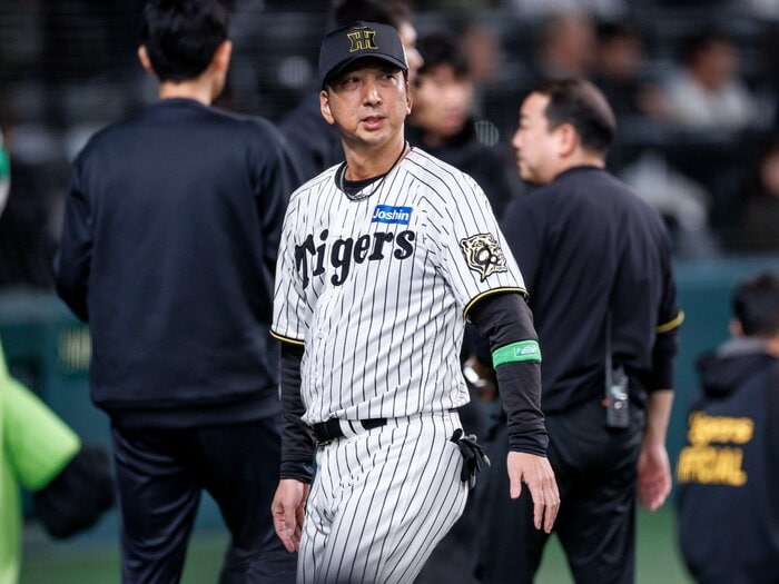 日本シリーズ連敗の阪神に抱いた「3つのナゼ？」藤川球児監督の采配にみえた“迷い”の正体…“山川封じ”の対策は万全だったのか＜Number Web＞ photograph by Kiichi Matsumoto
