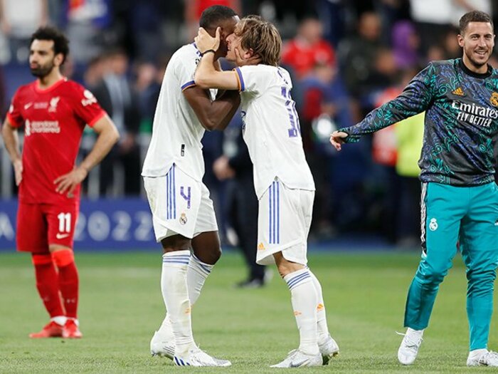 「に、20億円も平均市場価格が下がったのに…」レアルは“変態的なCL名人” クリロナらの4年前と陣容を比べてみた〈久保建英・中井卓大は？〉＜Number Web＞ photograph by Mutsu Kawamori