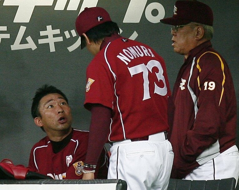 野村監督、野村克則コーチとコミュニケーションを取る楽天時代の中谷（2009年）　©Kyodo News