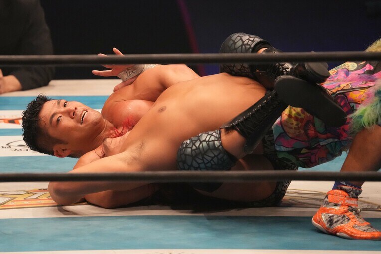 Skull Endで高橋ヒロムを絞め上げるSANADA