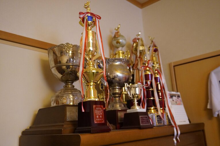 自宅に飾られたトロフィー