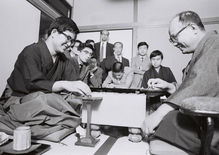 1972年、中原誠との対局　©BUNGEISHUNJU