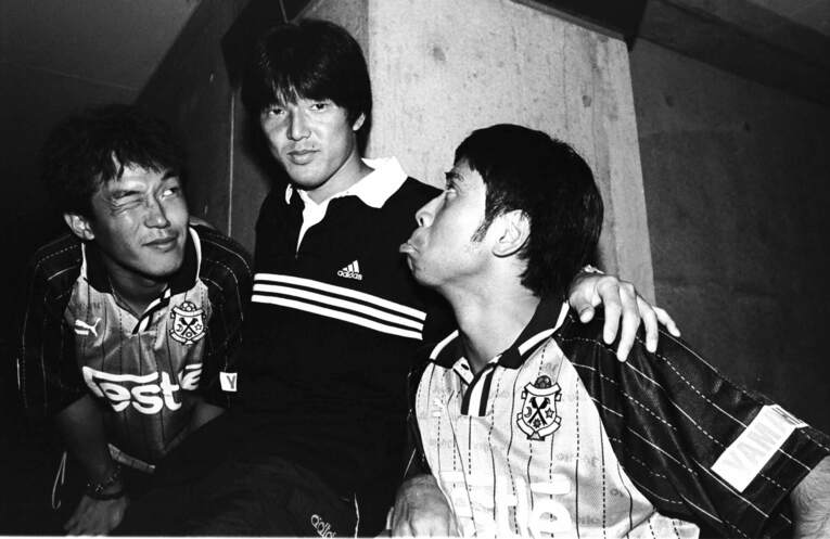 芸人のペナルティ（左・中川秀樹、右・脇田寧人）と並ぶ名波。３年時の高校サッカー選手権では、当時清水商の名波を市立船橋高のワッキーがマンツーマンで抑えた　©︎Takuya Sugiyama