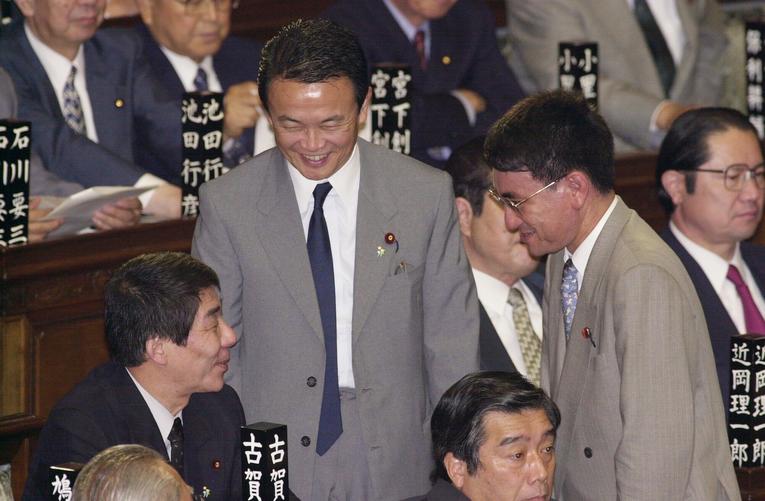 河野太郎が若手議員の頃（2001年）、衆議院本会議場で話し合う（左から）自民党の古賀誠前幹事長、麻生太郎政調会長（ともに当時）