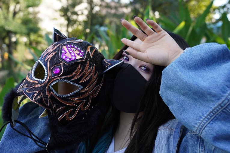 覆面を外したキュートな素顔も披露した