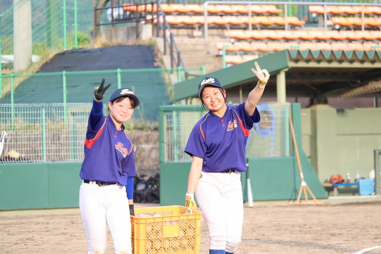 笑顔で撮影に応じる聖光学院女子野球部の部員たち。指揮官に対しても男女で微妙な対応の差があるという　©︎Genki Taguchi