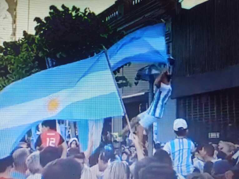 電柱によじ登っていて落下　※ブラジル『グローボ』より