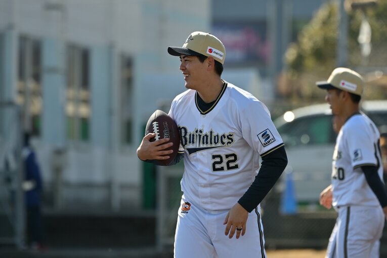 アメフトのボールでトレーニングする九里　©Hideki Sugiyama　