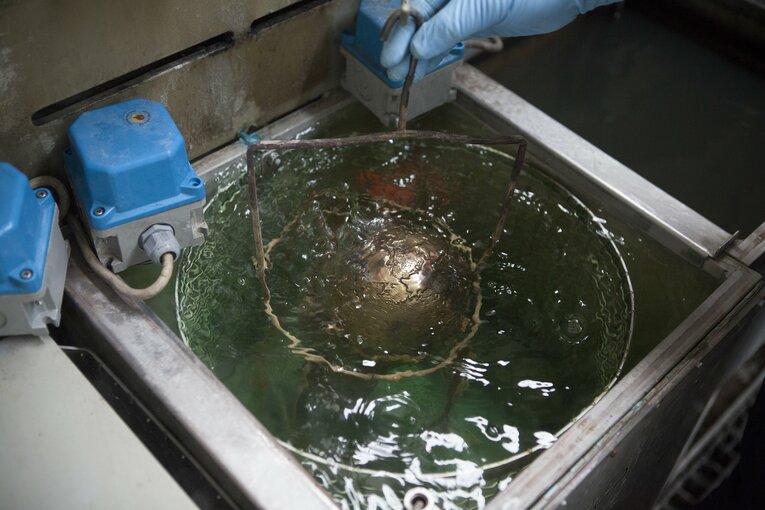 W杯トロフィー「門外不出の製造過程」を特別に撮った…4代目女性社長いわく「情熱が工房の隅々にまで息づいています」(19)