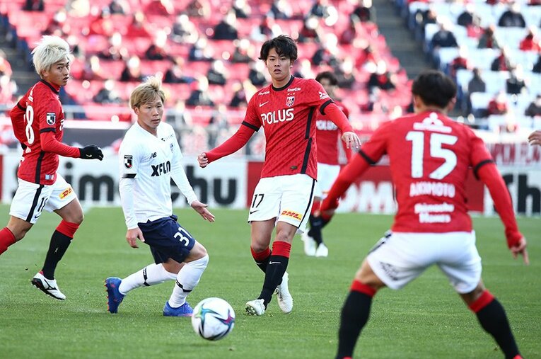 浦和のアカデミー出身の伊藤敦樹、金髪で将棋好きという小泉佳穂、栃木から加入の背番号15明本考浩。3人が“欧州のトレンド戦術”を標榜するリカルド浦和の象徴となるか ／ photograph by URAWA REDS