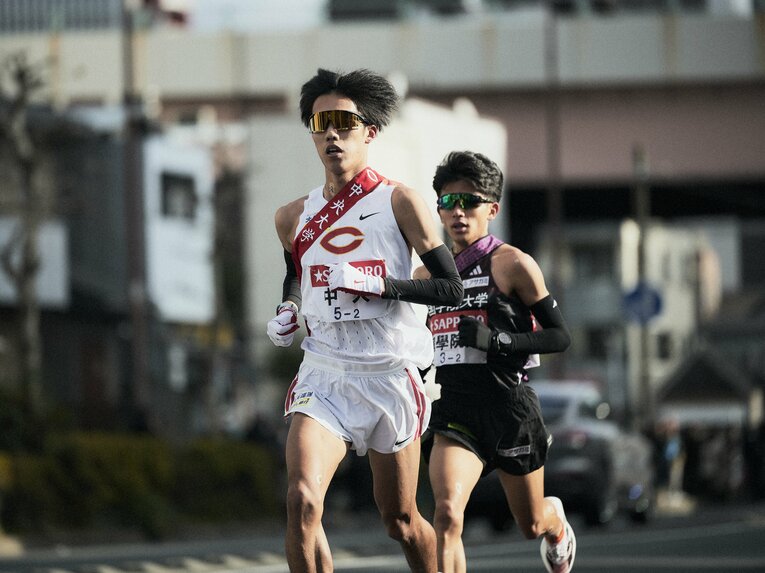 “花の2区”で先頭に立って見せた4年生の溜池一汰　©Yuki Suenaga