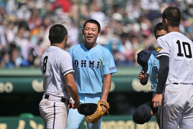 高松商・浅野（左）と近江・山田（中央）は健闘を称えあう　©Hideki Sugiyama