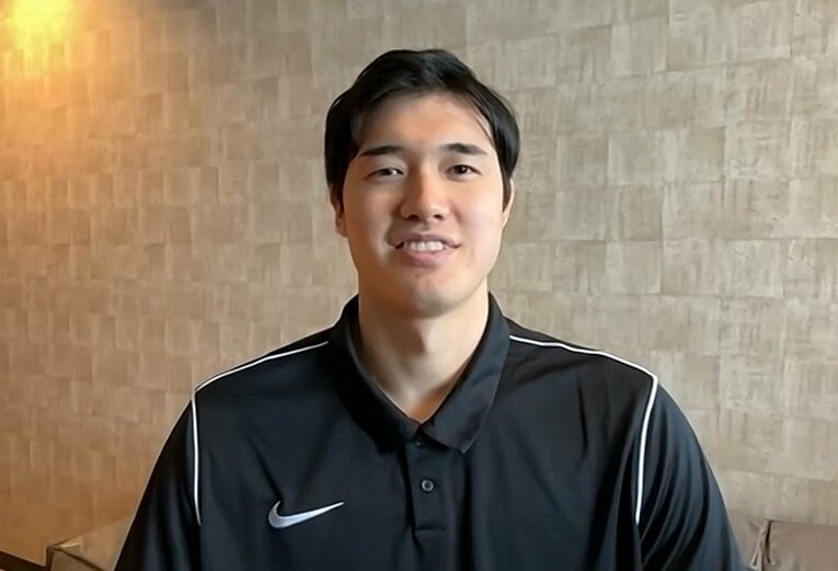 晴れやかな表情でオンライン会見に出席した渡邊雄太。8月のW杯への意気込みを口にした　©︎JIJI PRESS