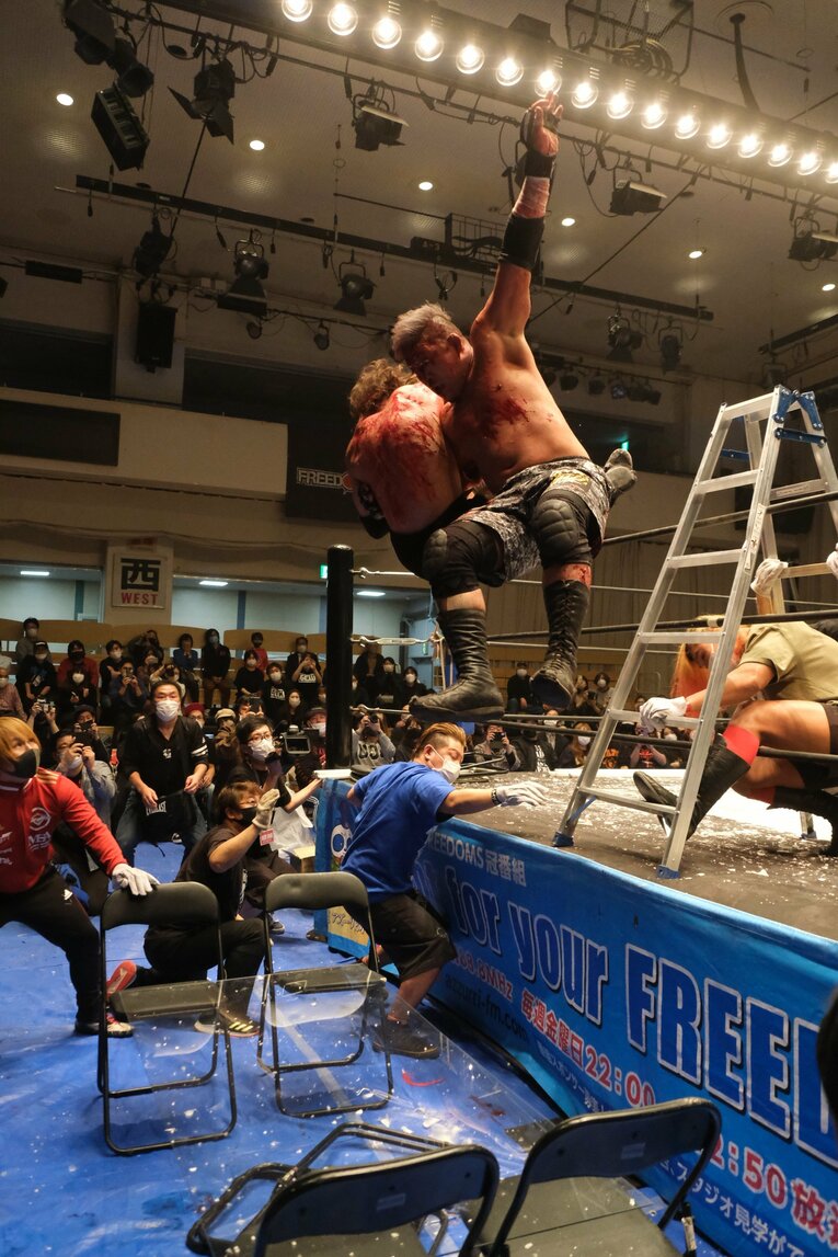 「デスマッチ・イズ・マイライフ」妻の急死を乗り越えた“クレイジー・キッド”竹田誠志の決意「蛍光灯やカミソリで傷つけ…でもそれが生きがい」(66)