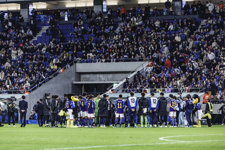 恒例となった試合後のピッチでの円陣　©Kiichi Matsumoto