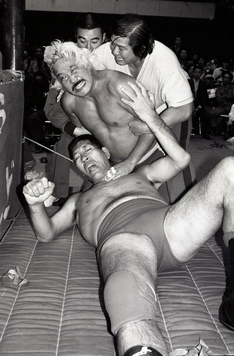 場外でジャイアント馬場の首を締め上げる上田馬之助（1981年）　©東京スポーツ新聞社