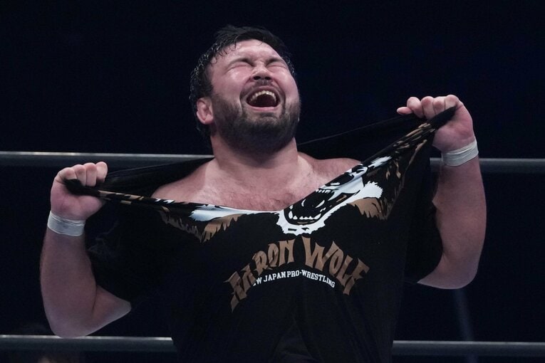 勝利を確信してTシャツを引き裂くウルフアロン。6月14日には大阪城ホールで成田蓮に挑む。5月3日、福岡国際センター　©Essei Hara