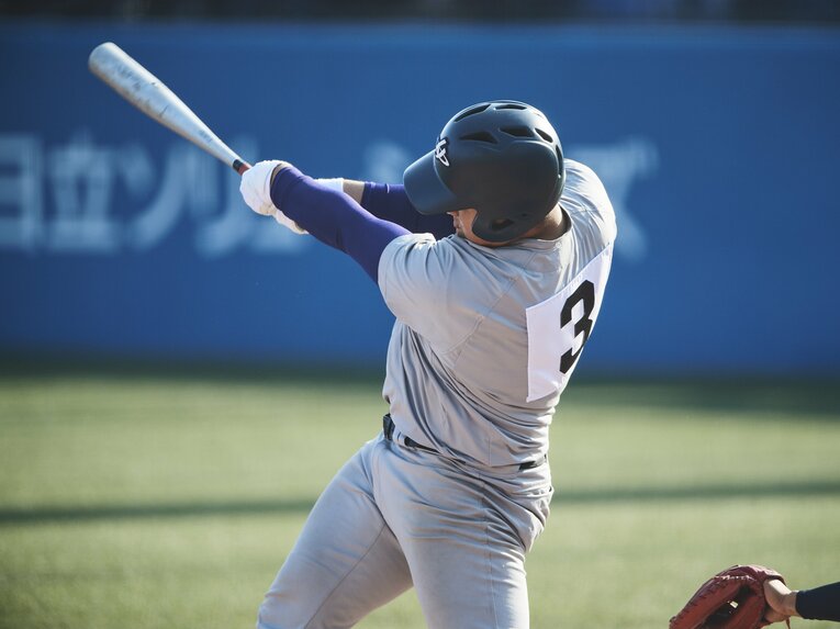 麟太郎の豪快な打撃フォーム3 ©Yuki Suenaga