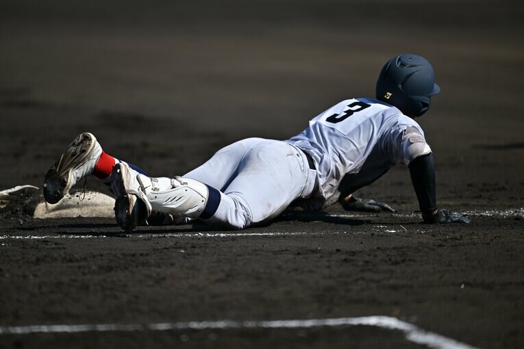 【疑惑】横浜五番バッター小野舜友がヘッドスライディング。塁審は岐阜商ファーストの足が離れたと判定し、横浜が2点を追加（2枚目／全2枚）　©Hideki Sugiyama