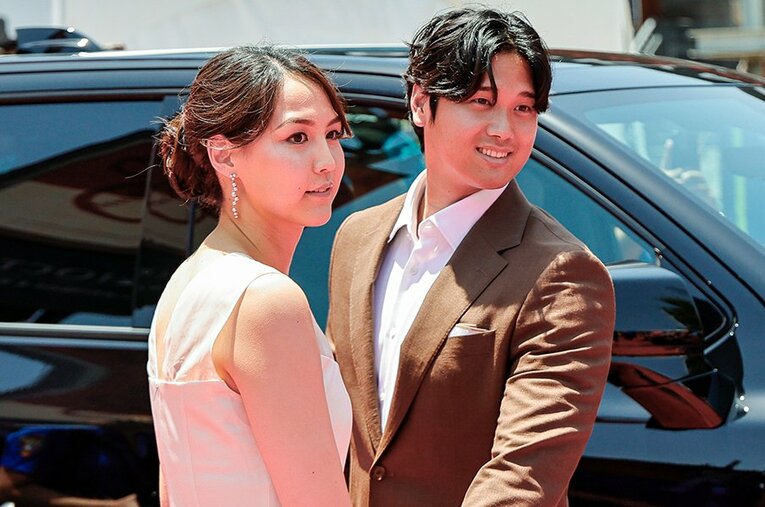 オールスター、レッドカーペットでの真美子夫人と大谷翔平 ／ photograph by Matt Pearce/UPI/AFLO