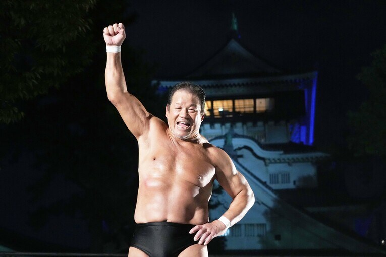 大好きな城でのプロレス大会という長年の夢が叶い、小倉城を背にポーズを決める70歳の藤波辰爾　©Essei Hara